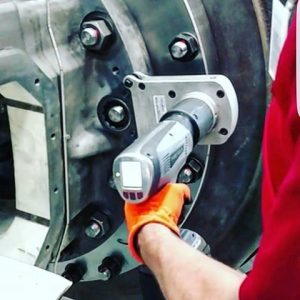 Homme Boulonnage serrage conrtrolé